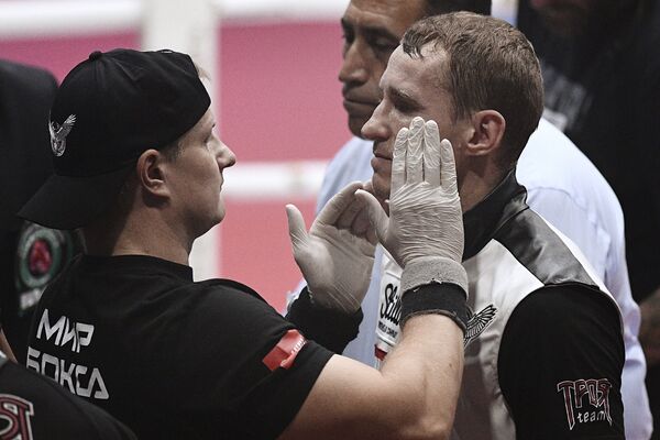 Эдуард Трояновский перед началом боя Эдуард Трояновский перед началом боя