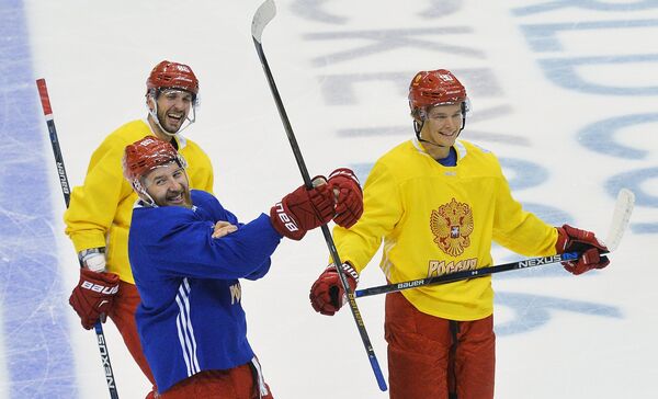 Хоккеисты сборной России Никита Нестеров, Никита Кучеров и Владислав Наместников (слева направо) на тренировке Хоккеисты сборной России Никита Нестеров, Никита Кучеров и Владислав Наместников (слева направо) на тренировке