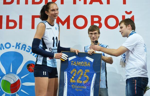 Болельщики дарят диагональной ВК Казань-Динамо Екатерине Гамовой футболку с номером 225 Болельщики дарят диагональной ВК Казань-Динамо Екатерине Гамовой футболку с номером 225