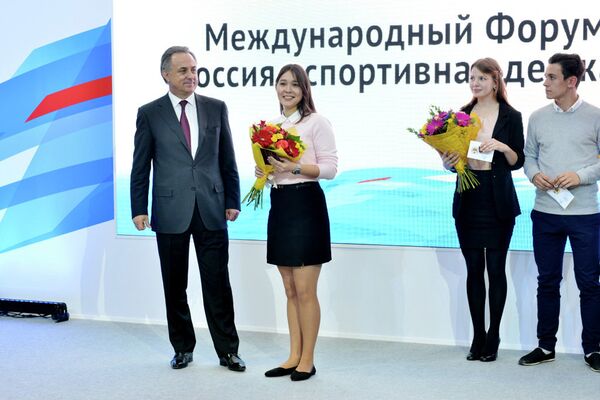 Министр спорта России чествует первокурсников - обладателей золотого знака ГТО. На переднем плане - Виталий Мутко и Лилия Юнусова Министр спорта России чествует первокурсников - обладателей золотого знака ГТО. На переднем плане - Виталий Мутко и Лилия Юнусова