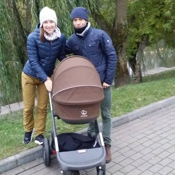 Дарья Домрачева и Уле Эйнар Бьерндален с дочерью Ксенией на прогулке Дарья Домрачева и Уле Эйнар Бьерндален с дочерью Ксенией на прогулке