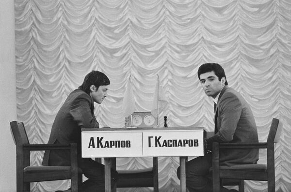 Одно из легендарных шахматных противостояний - матч между советскими гроссмейстерами Анатолием Карповым (слева) и Гарри Каспаровым Одно из легендарных шахматных противостояний - матч между советскими гроссмейстерами Анатолием Карповым (слева) и Гарри Каспаровым
