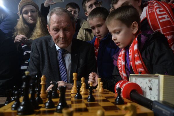 Президент ХК Спартак Вячеслав Старшинов во время сеанса одновременной игры в шахматы в перерыве между периодами Президент ХК Спартак Вячеслав Старшинов во время сеанса одновременной игры в шахматы в перерыве между периодами