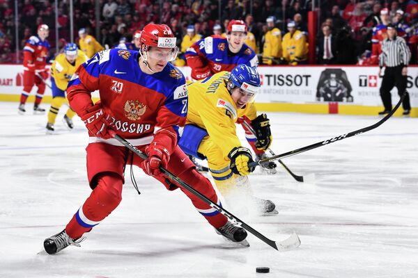 Форвард молодежной сборной России Денис Гурьянов (слева) и защитник молодежной сборной Швеции Давид Бернхардт Форвард молодежной сборной России Денис Гурьянов (слева) и защитник молодежной сборной Швеции Давид Бернхардт