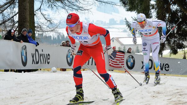 Норвежский лыжник Синдре Бьорнестад Скар (слева)