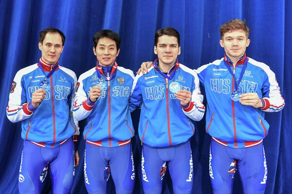 Спортсмены сборная России по шорт-треку Владимир Григорьев, Виктор Ан, Денис Айрапетян и Александр Шульгинов (слева направо) Спортсмены сборная России по шорт-треку Владимир Григорьев, Виктор Ан, Денис Айрапетян и Александр Шульгинов (слева направо)