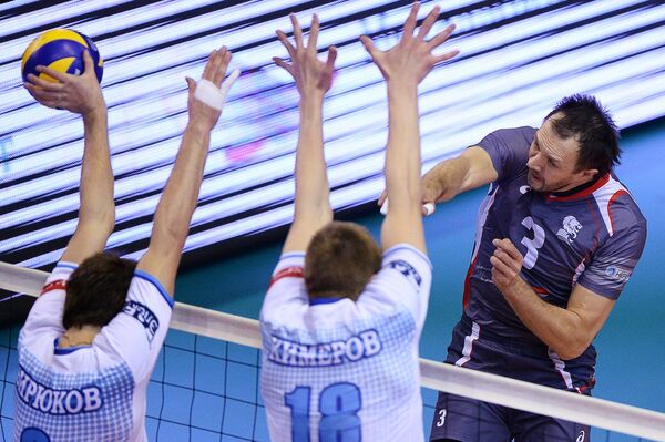 Игроки ВК Динамо Денис Бирюков, Александр Кимеров и игрок ВК Белогорье Александр Косарев (слева направо) Игроки ВК Динамо Денис Бирюков, Александр Кимеров и игрок ВК Белогорье Александр Косарев (слева направо)