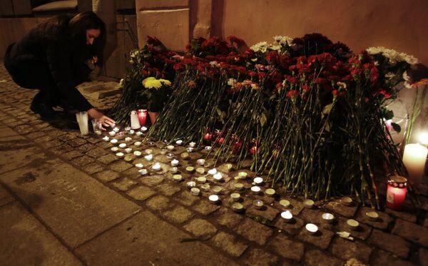 Горожане зажигают свечи у входа в вестибюль станции метро Спасская Горожане зажигают свечи у входа в вестибюль станции метро Спасская