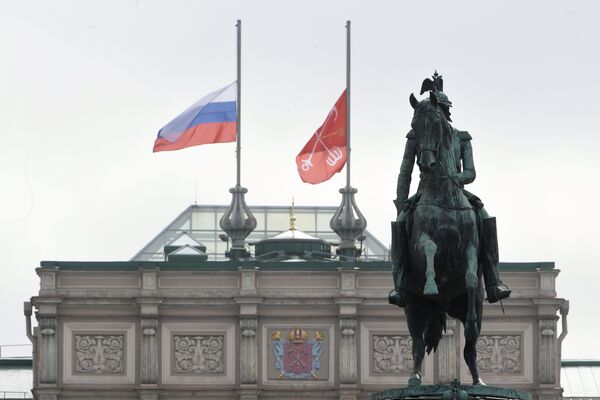 Приспущенные флаги над зданием Мариинского дворца в Санкт-Петербурге в память о погибших в результате взрыва в петербургском метро Приспущенные флаги над зданием Мариинского дворца в Санкт-Петербурге в память о погибших в результате взрыва в петербургском метро