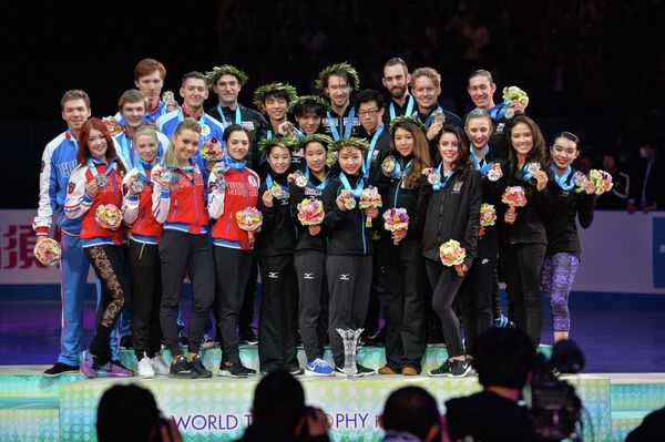 Церемония награждения призеров командного чемпионата мира по фигурному катанию в Токио Церемония награждения призеров командного чемпионата мира по фигурному катанию в Токио