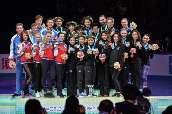 Церемония награждения призеров командного чемпионата мира по фигурному катанию в Токио Церемония награждения призеров командного чемпионата мира по фигурному катанию в Токио