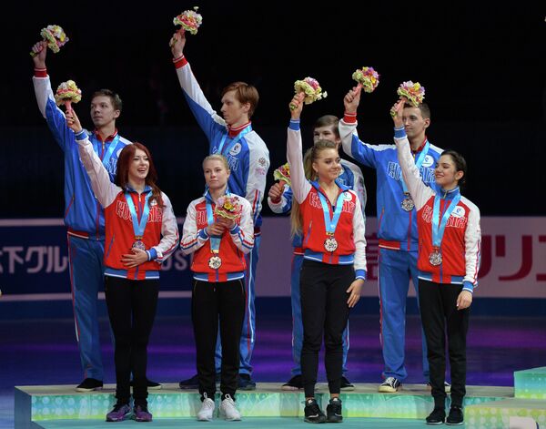 Церемония награждения призеров командного чемпионата мира по фигурному катанию в Токио Церемония награждения призеров командного чемпионата мира по фигурному катанию в Токио