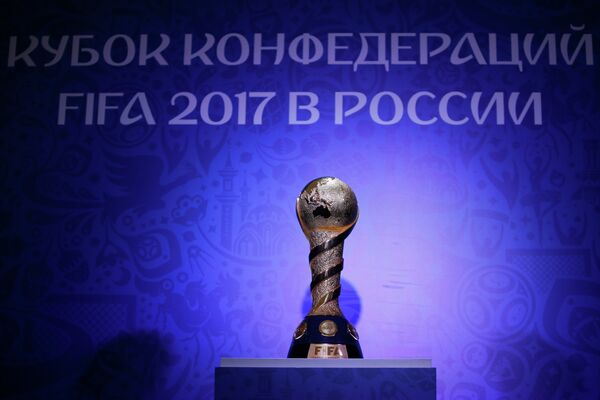 Главный трофей Кубка конфедераций на церемонии открытия Парка Кубка Конфедераций-2017 в Санкт-Петербурге Главный трофей Кубка конфедераций на церемонии открытия Парка Кубка Конфедераций-2017 в Санкт-Петербурге