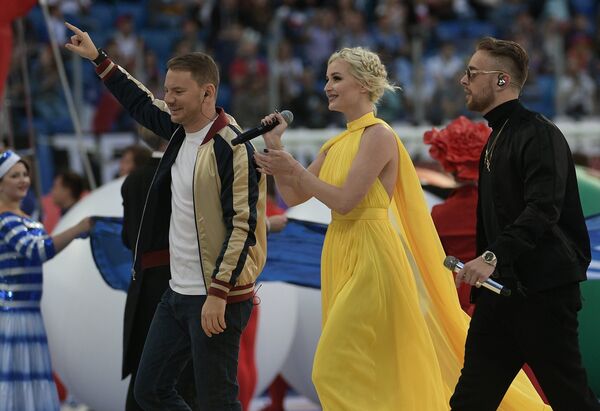 Слева направо: DJ Смеш, Полина Гагарина и Егор Крид Слева направо: DJ Смеш, Полина Гагарина и Егор Крид