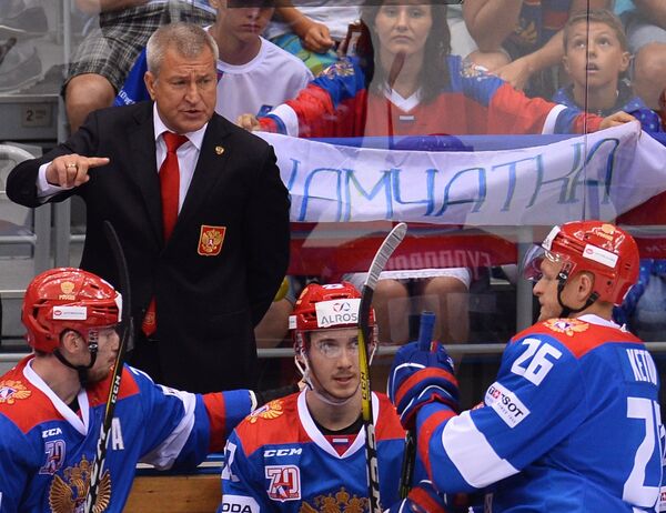 Главный тренер Олимпийской сборной России Олег Браташ (слева на втором плане) Главный тренер Олимпийской сборной России Олег Браташ (слева на втором плане)