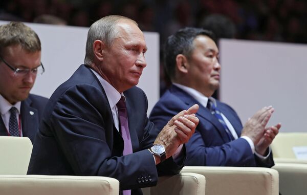 Президент РФ Владимир Путин и президент Монголии Халтмагийн Баттулга (справа) во время посещения финальной части международного турнира по дзюдо среди юниоров Президент РФ Владимир Путин и президент Монголии Халтмагийн Баттулга (справа) во время посещения финальной части международного турнира по дзюдо среди юниоров