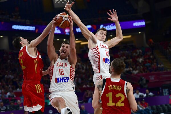 Игровой момент матча чемпионата Европы по баскетболу между командами России и Хорватии Игровой момент матча чемпионата Европы по баскетболу между командами России и Хорватии