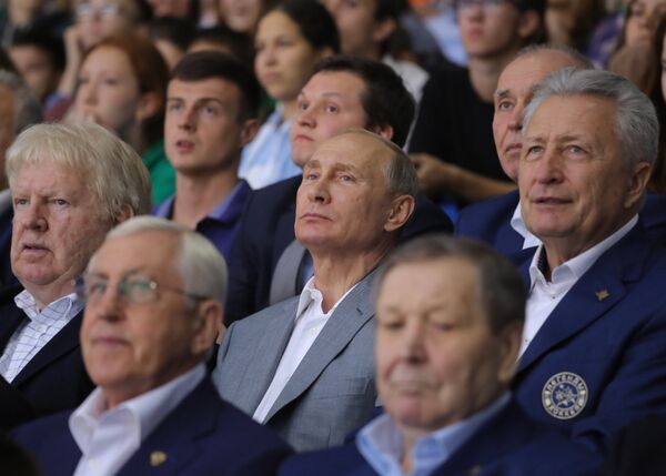 Президент РФ Владимир Путин во время посещения образовательного центра Сириус наблюдает за хоккейным матчем в рамках открытого первенства Московской области по хоккею с шайбой среди юношей 2003 года рождения. Слева на втором плане - канадский хоккеист Пэт Стэплтон, справа на втором плане - председатель Совета легенд Ночной хоккейной лиги Александр Якушев. Президент РФ Владимир Путин во время посещения образовательного центра Сириус наблюдает за хоккейным матчем в рамках открытого первенства Московской области по хоккею с шайбой среди юношей 2003 года рождения. Слева на втором плане - канадский хоккеист Пэт Стэплтон, справа на втором плане - председатель Совета легенд Ночной хоккейной лиги Александр Якушев.