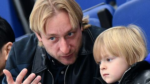 Двукратный олимпийский чемпион по фигурному катанию Евгений Плющенко с сыном Александром Двукратный олимпийский чемпион по фигурному катанию Евгений Плющенко с сыном Александром