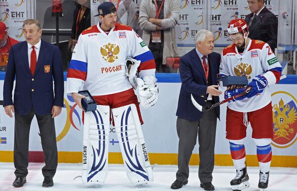 Владислав Третьяк, Василий Кошечкин, Владимир Юрзинов, Вячеслав Войнов (слева направо) Владислав Третьяк, Василий Кошечкин, Владимир Юрзинов, Вячеслав Войнов (слева направо)