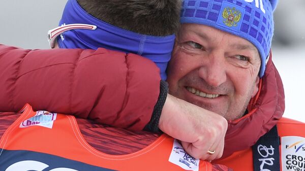 Справа налево: тренер сборной России по лыжным гонкам Маркус Крамер поздравляет Сергея Устюгова (Россия) Справа налево: тренер сборной России по лыжным гонкам Маркус Крамер поздравляет Сергея Устюгова (Россия)