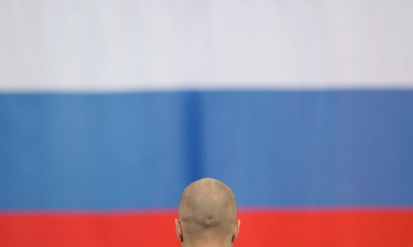 Павел Кулижников и российский флаг Павел Кулижников и российский флаг