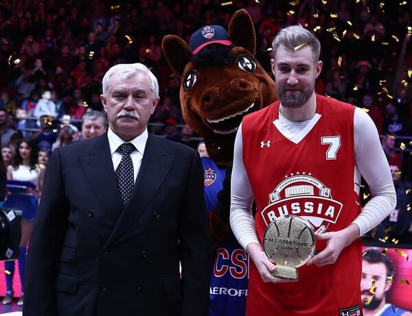 MVP Матча звезд Единой лиги ВТБ Сергей Карасев (справа) MVP Матча звезд Единой лиги ВТБ Сергей Карасев (справа)