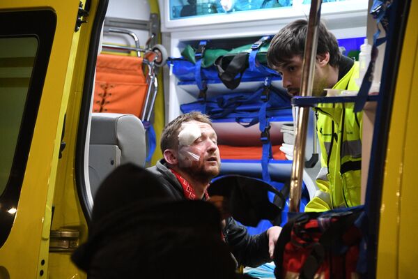 Врачи оказывают медицинскую помощь болельщику, пострадавшему во время столкновения фанатов перед матчем Атлетик - Спартак Врачи оказывают медицинскую помощь болельщику, пострадавшему во время столкновения фанатов перед матчем Атлетик - Спартак