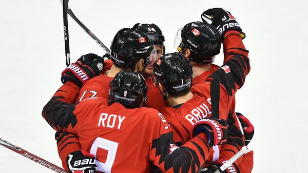 Хоккеисты сборной Канады радуются заброшенной шайбе
