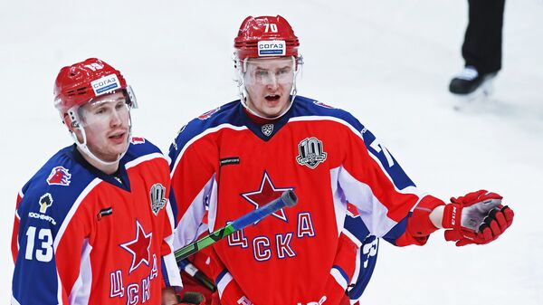 Хоккеисты ЦСКА Роман Любимов (слева) и Сергей Шумаков Хоккеисты ЦСКА Роман Любимов (слева) и Сергей Шумаков