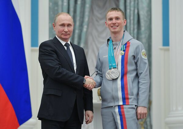 Владимир Путин вручил орден Дружбы лыжнику Денису Спицову (справа) Владимир Путин вручил орден Дружбы лыжнику Денису Спицову (справа)