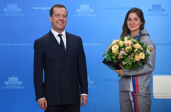 Дмитрий Медведев и бронзовый призер по лыжным гонкам Юлия Белорукова (справа) Дмитрий Медведев и бронзовый призер по лыжным гонкам Юлия Белорукова (справа)