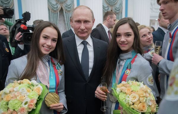 Алина Загитова, Владимир Путин и Евгения Медведева (слева направо) Алина Загитова, Владимир Путин и Евгения Медведева (слева направо)