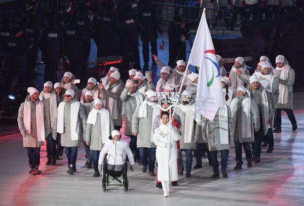 Российские спортсмены под паралимпийским флагом на церемонии открытия XII зимних Паралимпийских игр в Пхенчхане Российские спортсмены под паралимпийским флагом на церемонии открытия XII зимних Паралимпийских игр в Пхенчхане