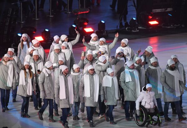 Российские спортсмены под паралимпийским флагом на церемонии открытия XII зимних Паралимпийских игр в Пхенчхане Российские спортсмены под паралимпийским флагом на церемонии открытия XII зимних Паралимпийских игр в Пхенчхане