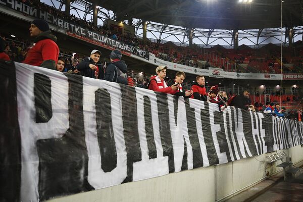 Болельщики ФК Спартак у баннера в память о жертвах пожара в ТЦ Зимняя вишня в Кемерово Болельщики ФК Спартак у баннера в память о жертвах пожара в ТЦ Зимняя вишня в Кемерово