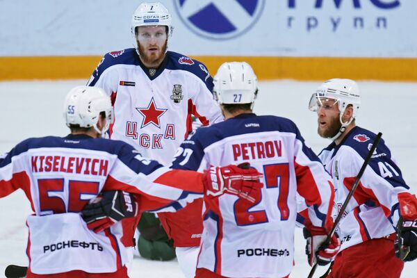 Хоккеисты ЦСКА радуются заброшенной шайбе Хоккеисты ЦСКА радуются заброшенной шайбе