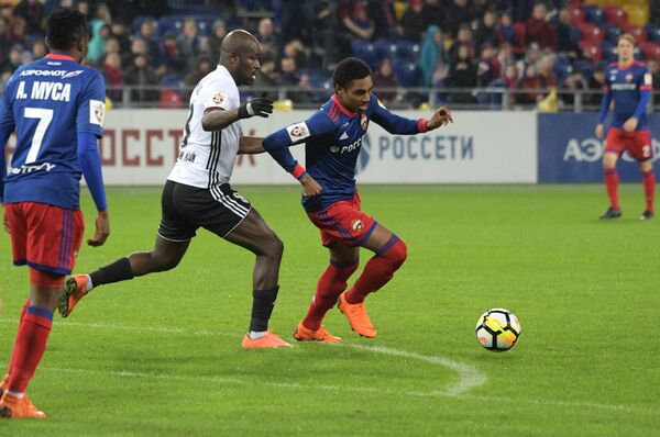 Хавбек Амкара Фегор Огуде (в центре) и форвард ПФК ЦСКА Витиньо (справа) Хавбек Амкара Фегор Огуде (в центре) и форвард ПФК ЦСКА Витиньо (справа)