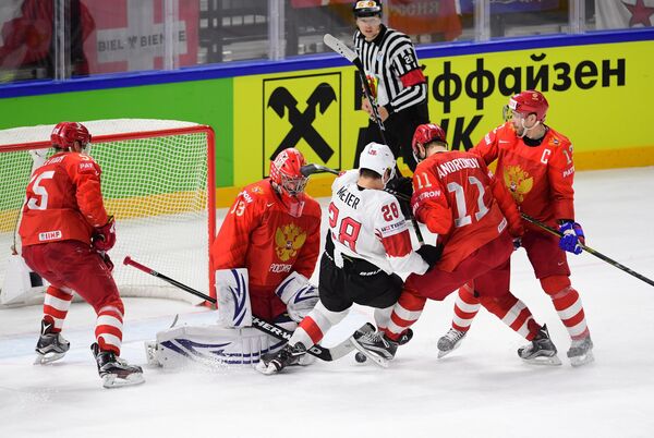 Игровой момент в матче группового этапа чемпионата мира по хоккею между сборными командами России и Швейцарии Игровой момент в матче группового этапа чемпионата мира по хоккею между сборными командами России и Швейцарии