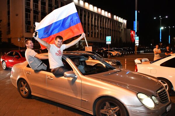 Болельщики радуются победе сборной России в матче 1/8 финала ЧМ-2018 по футболу между сборными Испании и России. Болельщики радуются победе сборной России в матче 1/8 финала ЧМ-2018 по футболу между сборными Испании и России.