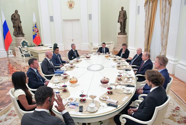Президент РФ В. Путин встретился с легендами мирового футбола Президент РФ В. Путин встретился с легендами мирового футбола