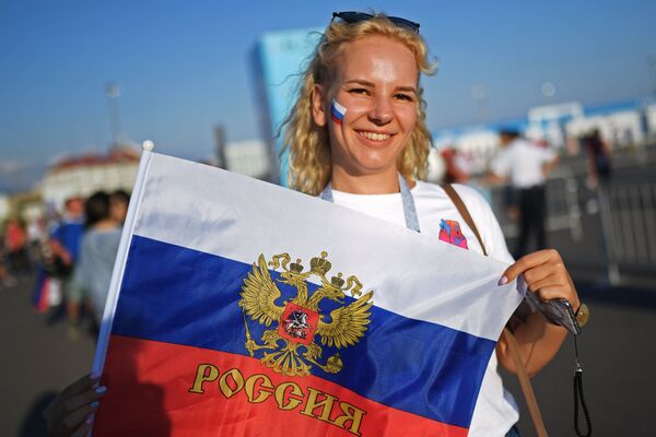 Болельщица сборной России перед матчем ЧМ-2018 между сборными России и Хорватии в Сочи Болельщица сборной России перед матчем ЧМ-2018 между сборными России и Хорватии в Сочи