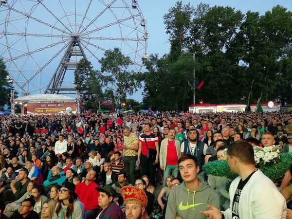 Болельщики смотрят матч Россия - Хорватия в Хабаровске Болельщики смотрят матч Россия - Хорватия в Хабаровске