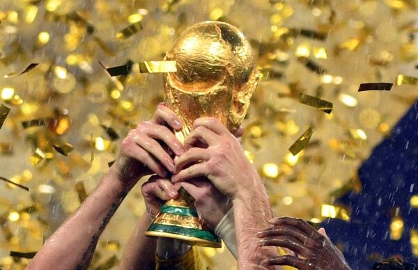 Кубок чемпионата мира по футболу 2018 в руках игроков сборной Франции Кубок чемпионата мира по футболу 2018 в руках игроков сборной Франции