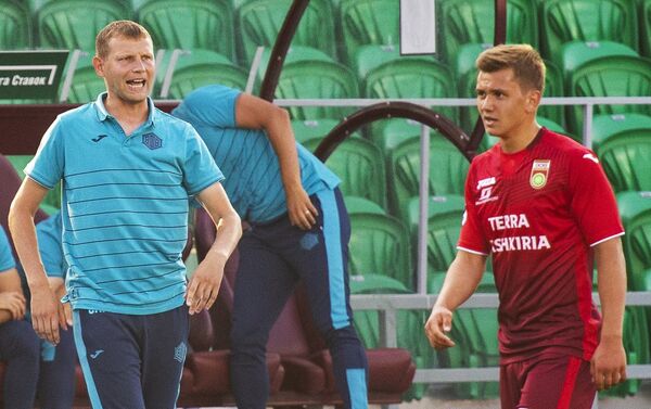 Главный тренер Уфы Сергей Томаров (слева) и полузащитник Уфы Иван Обляков Главный тренер Уфы Сергей Томаров (слева) и полузащитник Уфы Иван Обляков
