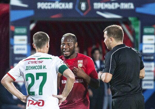 Хавбек Локомотива Игорь Денисов, форвард Уфы Сильвестр Игбун и главный судья Михаил Вилков (слева направо) Хавбек Локомотива Игорь Денисов, форвард Уфы Сильвестр Игбун и главный судья Михаил Вилков (слева направо)