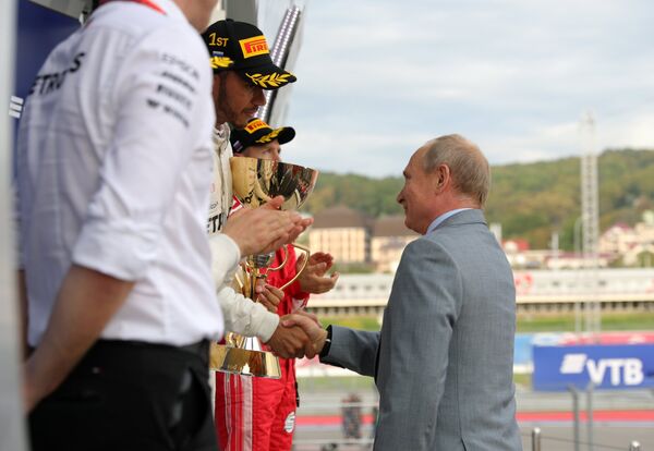 Президент РФ Владимир Путин награждает пилота Мерседеса Льюиса Хэмилтона с победой на Гран-при России Президент РФ Владимир Путин награждает пилота Мерседеса Льюиса Хэмилтона с победой на Гран-при России