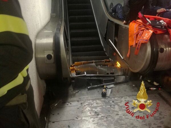 Эскалатор в римском метро Эскалатор в римском метро