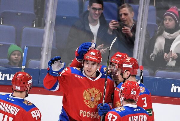 Хоккеисты сборной России радуются заброшенной шайбе Хоккеисты сборной России радуются заброшенной шайбе
