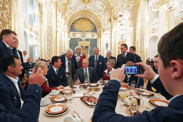 Владимир Путин (в центре на втором плане) Владимир Путин (в центре на втором плане)